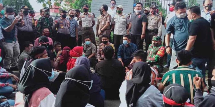 Meski Sudah Ditemui Ketua dan Wakil Ketua DPRD Kotamobagu, Aksi Mahasiswa Ricuh Lagi. Lihat Videonya!