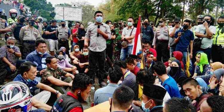 Pimpinan DPRD Kotamobagu Berdialog dengan Pendemo