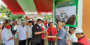 Olly Dondokambey Serahkan Bantuan untuk Pembangunan Menara Masjid Tanoyan Utara