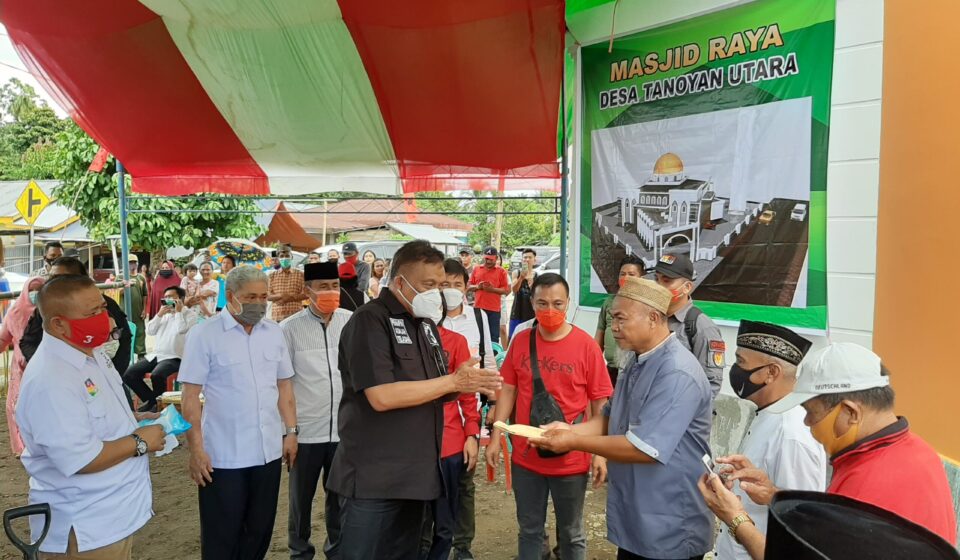 Olly Dondokambey Serahkan Bantuan untuk Pembangunan Menara Masjid Tanoyan Utara