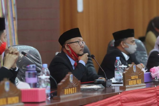
 Ketua DPRD Bolsel dalam kesempatan memimpin agenda paripurna belum lama ini.