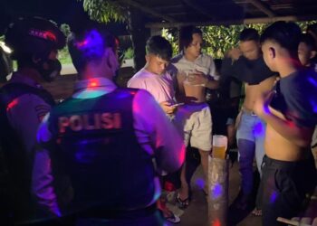 Tim Anoa Bubarkan Kerumunan Pemuda Tak Pakai Masker dan Pesta Miras