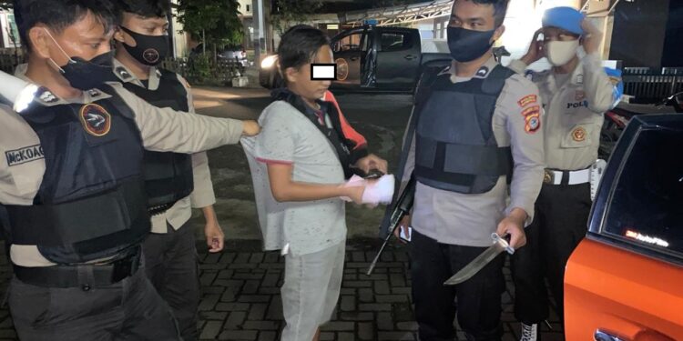 Bawa Sajam, Dua Pemuda Diamankan Tim Anoa di Pekuburan China dan Pontodon