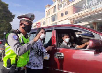 Satlantas- PGRI Bagi Masker dan Makanan