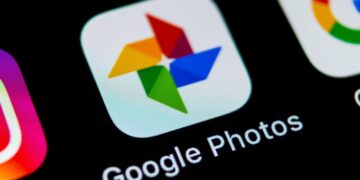 Google Photos dan semi-reguler akan diminta untuk membayar biaya berlangganan lewat skema Google One. Ini adalah layanan penyimpanan berbayar Google. Berlangganan layanan ini mulai dari US$2 per bulan (Rp28.338; kurs Rp14.169.35) di Amerika Serikat. Jika berlangganan layanan ini, pengguna dapat penyimpanan 100 GB hingga diskon pembelian di Google Store.