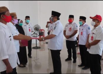 Pjs Bupati Bolsel Serahkan Pagu DD dan ADD Pada 81 Sangadi