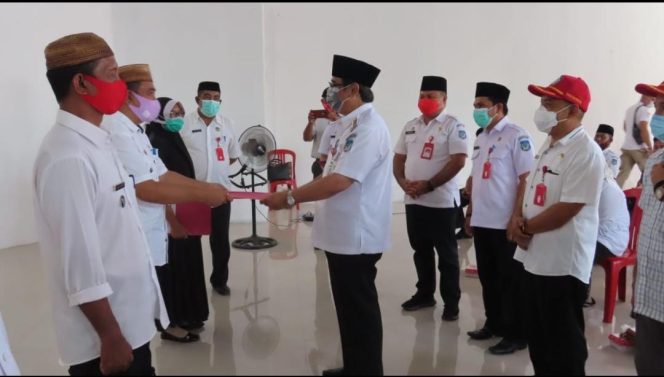 
Pjs Bupati Bolsel Serahkan Pagu DD dan ADD Pada 81 Sangadi