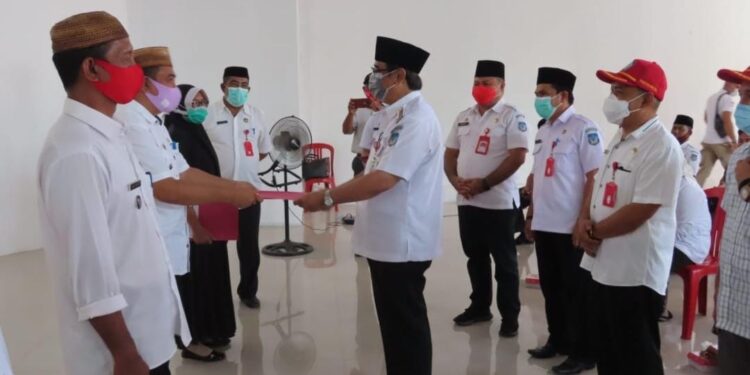 Pjs Bupati Bolsel Serahkan Pagu DD dan ADD Pada 81 Sangadi