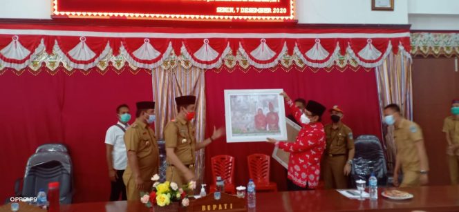 
Praseno Hadi Terima Cendera Mata, Diserahkan Bupati dan Wabup Bolsel