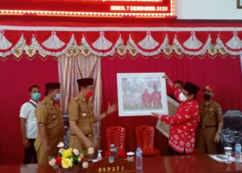 Pjs Praseno Hadi Serahkan Tugas Bupati Kepada Iskandar Kamaru