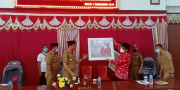 Pjs Praseno Hadi Serahkan Tugas Bupati Kepada Iskandar Kamaru