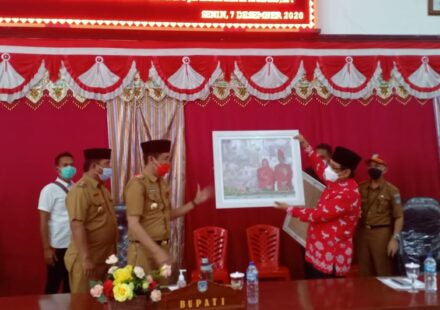 Pjs Praseno Hadi Serahkan Tugas Bupati Kepada Iskandar Kamaru