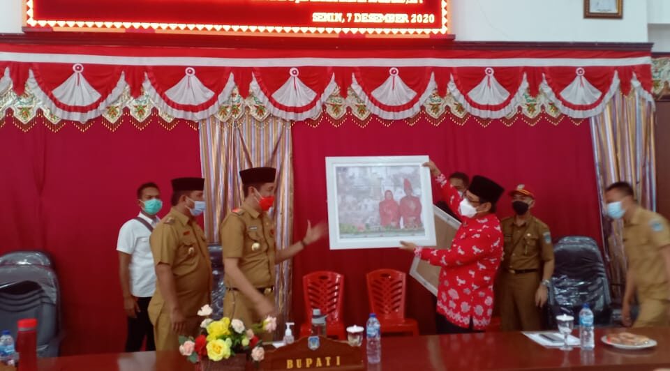 Pjs Praseno Hadi Serahkan Tugas Bupati Kepada Iskandar Kamaru