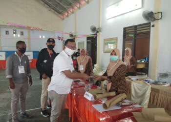 Melakukan Pencoblosan di Desa Popodu, Ketua DPRD Bolsel Ajak Warga Gunakan Hak Pilih