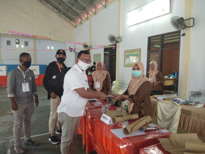 
Melakukan Pencoblosan di Desa Popodu, Ketua DPRD Bolsel Ajak Warga Gunakan Hak Pilih