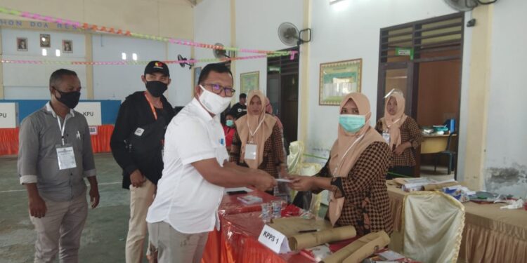 Melakukan Pencoblosan di Desa Popodu, Ketua DPRD Bolsel Ajak Warga Gunakan Hak Pilih