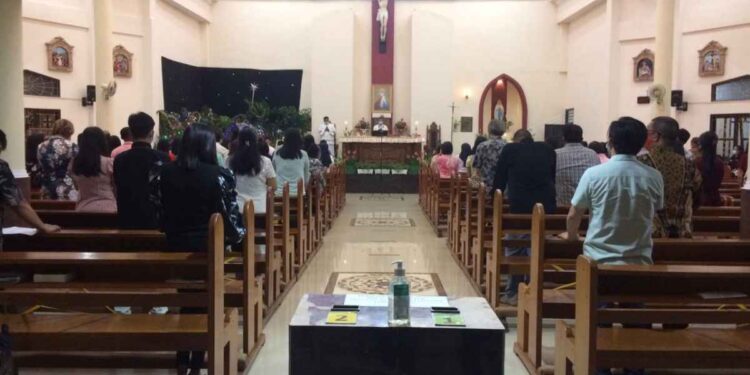 Misa Natal di Gereja Katolik Kotamobagu Hanya Diikuti 150 Jemaat