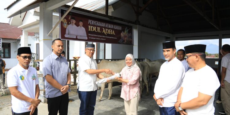 Idul Adha 1445 H, Pj. Walikota Kotamobagu Serahkan Bantuan Hewan Kurban Pemprov Sulut
