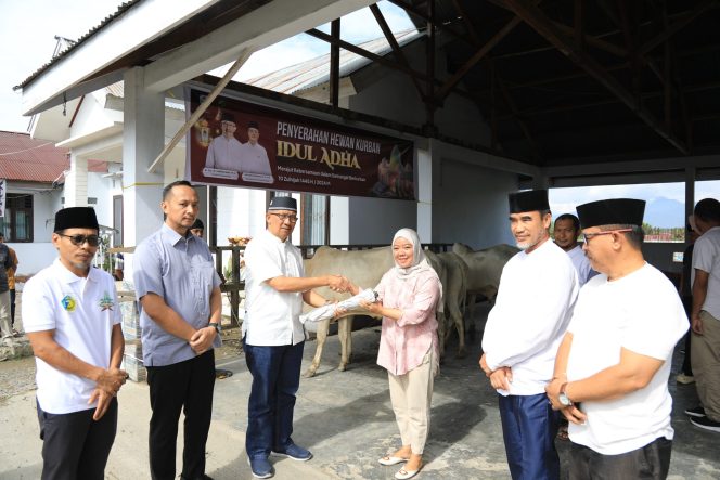 
Idul Adha 1445 H, Pj. Walikota Kotamobagu Serahkan Bantuan Hewan Kurban Pemprov Sulut