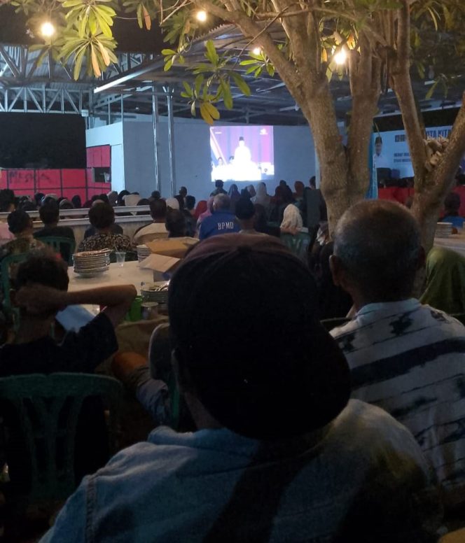 
Suasana nobar debat terbuka calon Walikota dan Wakil Walikota Kotamobagu di kediaman Meiddy Makalalag.