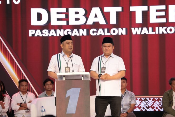 
Calon Walikota dan Wakil Walikota Kotamobagu, Meiddy Makalalag dan Syarifuddin Juaidi Mokodongan tampil di debat terbuka pertama.