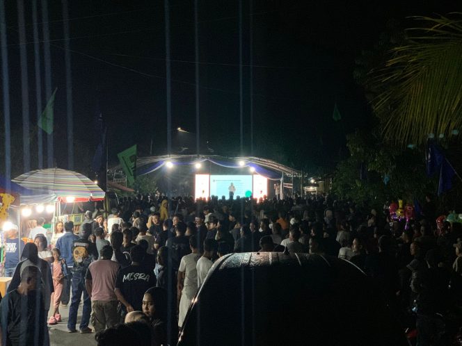 
Warga membludak di kampanye dialogis calon Walikota dan Wakil Walikota Kotamobagu, Meiddy Makalalag- Syarifuddin Juaidi Mokodongan, di Kelurahan Motoboi Besar.