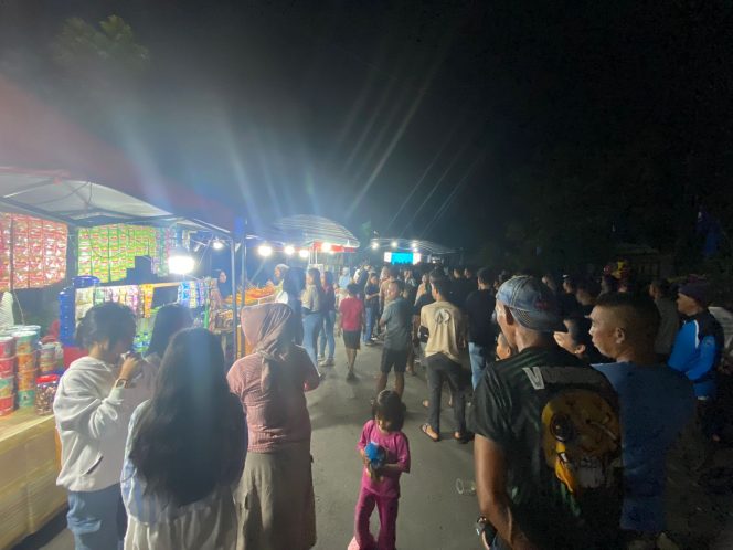 
Pedagang kecipratan rezeki di pelaksanaan kampanye dialogis calon Walikota dan Wakil Walikota Kotamobagu, Meiddy Makalalag- Syarifuddin Juaidi Mokodongan (MESRA), di Kelurahan Motoboi Besar.