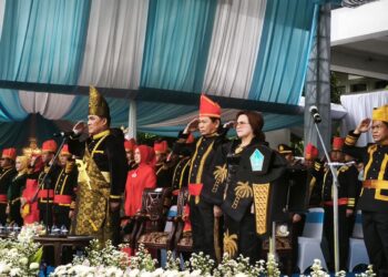 Peringatan HUT ke-61 Sulut, Gubernur Yulius Selvanus Kenakan Pakaian Adat Mongondow