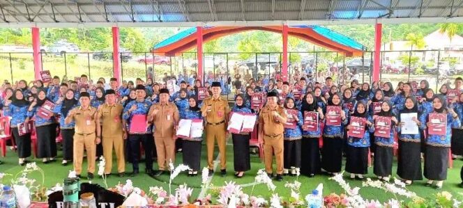 
Penyerahan SK ASN P3K Bolsel oleh Bupati Iskandar Kamaru.