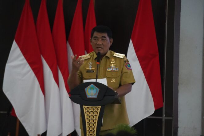 
Gubernur Yulius Selvanus memberi arahan pada Rakor Pemprov Sulut bersama para kepala daerah dan pimpinan DPRD kabupaten/kota dilaksanakan menindaklanjuti surat Direktur Jenderal Perimbangan Keuangan tentang penyampaian rancangan alokasi transfer ke daerah tahun anggaran 2026. (Foto: Istimewa)