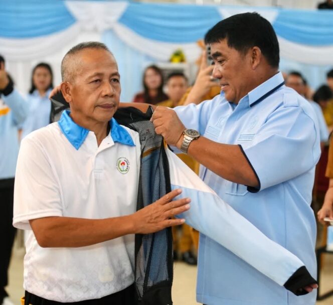 
Gubernur Sulut Yulius Selvanus melepas kontingen yang akan ikut Pornas Korpri di Palembang.
