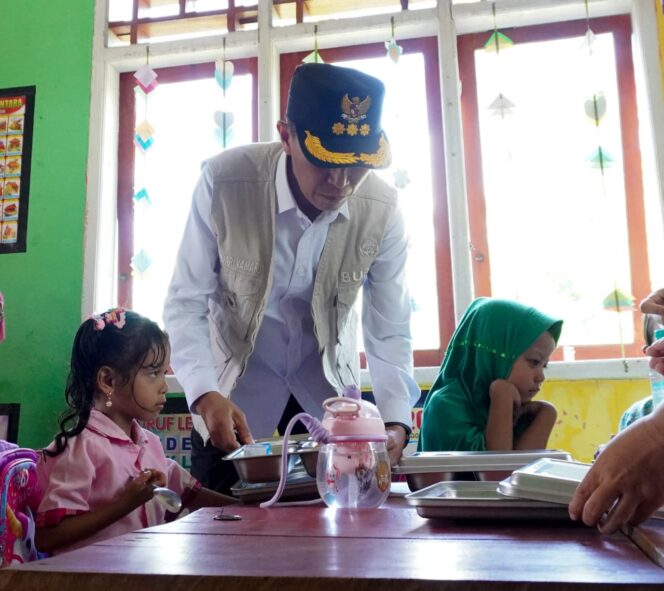 
Iskandar Kamaru meninjau pelaksanaan MBG di Kecamatan Posigadan.
