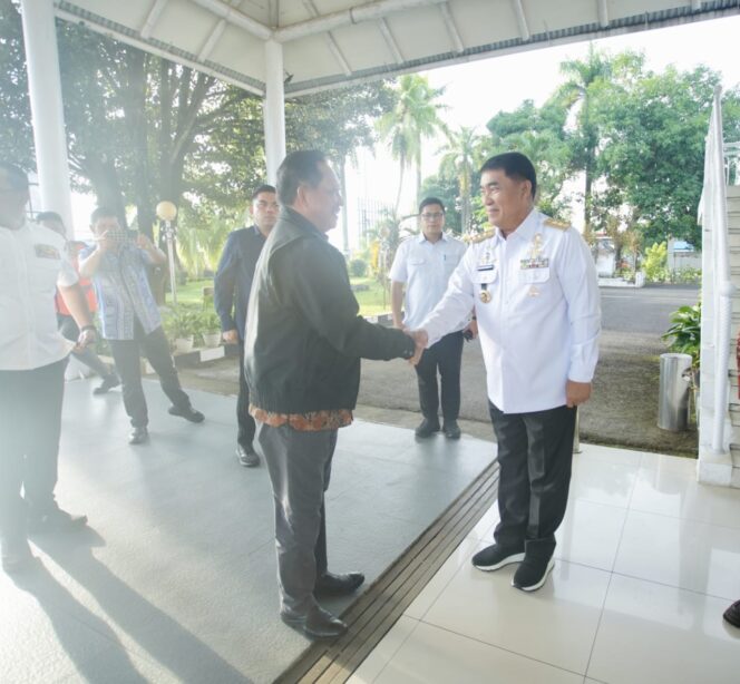 
 Gubernur Sulut Yulius Selvanus menyambut kedatangan Mendagri Tito Karnavian.
