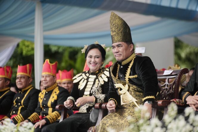 
Gubernur Sulut Yulius Selvanus dan istri menggunakan pakaian adat Mongondow.