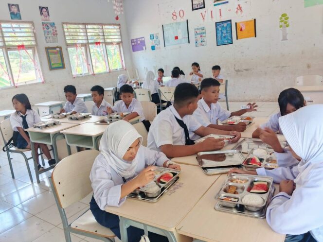 
MBG di Bolmong Dimulai di Kecamatan Bolaang, Bupati Yusra Pantau Langsung