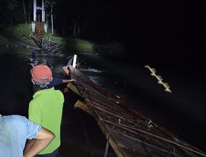
Jembatan Gantung Akses Petani ke Monsi Putus, Sejumlah Warga Terjatuh ke Sungai, Berharap Segera Diperbaiki