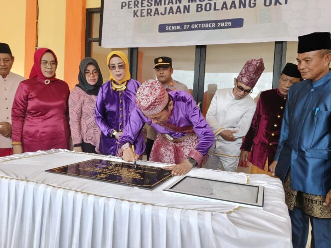 
 Bupati Bolsel Iskandar Kamaru didampingi Kepala Dinas Pendidikan dan Kebudayaan menandatangani prasasti peresmian Museum Daerah Kerajaan Bolaang Uki.