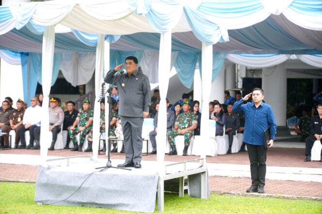 
Gubernur Sulut Yulius Selvanus memimpin upacara peringatan Hari Sumpah Pemuda ke-97 di Halaman Kantor Gubernur.