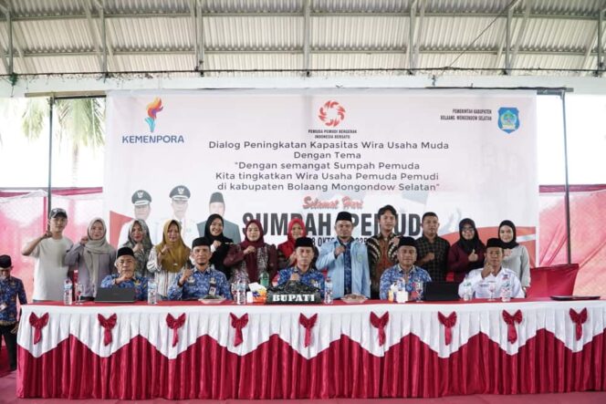 
Bupati Bolsel Iskandar Kamaru bersama peserta dialog Peningkatan Kapasitas Wirausaha Muda.