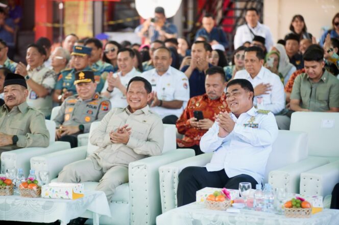 
Gubernur Sulut Yulius Selvanus bersama Mendagri Tito Karnavian saat acara penyerahan bantuan kapal layanan kesehatan untuk masyarakat Kepualaun Talaud dan Sangihe.