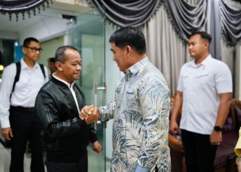 Giliran Menteri ESDM Bahlil Lahadalia ke Sulut, Disambut Gubernur Yulius di Bandara Samrat