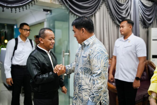 
Gubernur Yulius Selvanus menyambut kedatangan Menteri ESDM Bahlil Lahadalia di bandara internasional Sam Ratulangi, Manado, Rabu (29/10/2025).