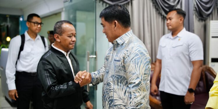 Giliran Menteri ESDM Bahlil Lahadalia ke Sulut, Disambut Gubernur Yulius di Bandara Samrat