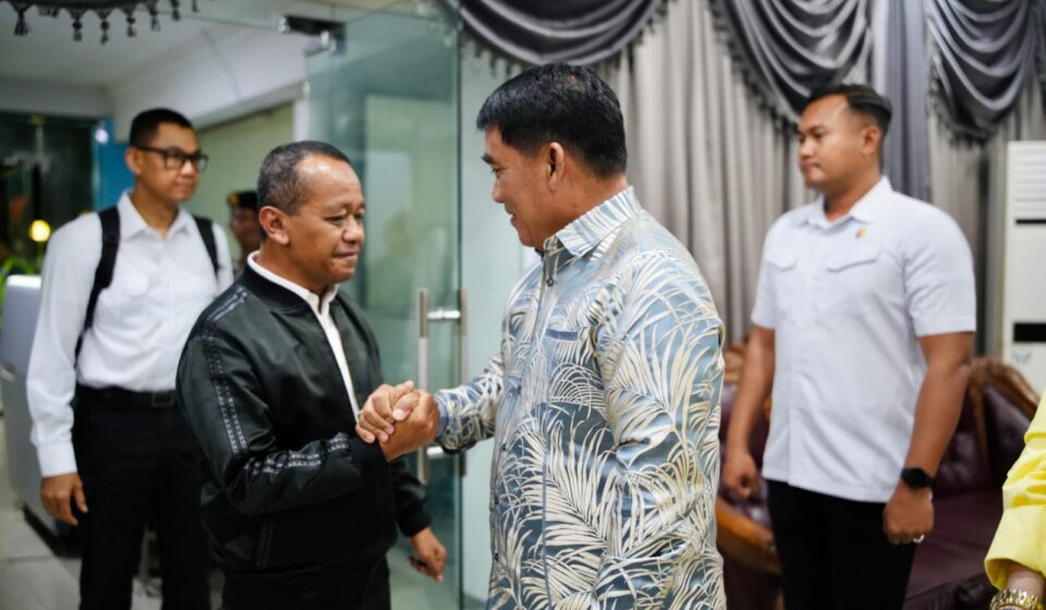 Giliran Menteri ESDM Bahlil Lahadalia ke Sulut, Disambut Gubernur Yulius di Bandara Samrat