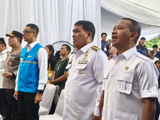 
Menteri ESDM Bahlil Lahadalia didampingi Gubernur Sulawesi Utara (Sulut), Yulius Selvanus Komaling (YSK),  dalam kegiatan Penyalaan Pertama dan Peresmian PLTMH di Langowan.