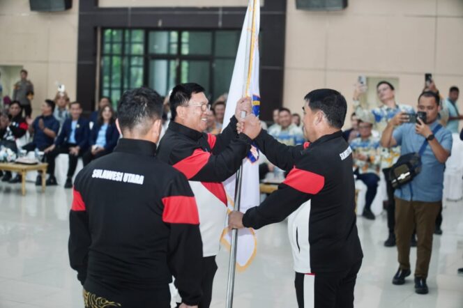 
Gubernur Yulius Lepas Kontingen Sulut ke PON Beladiri II Kudus