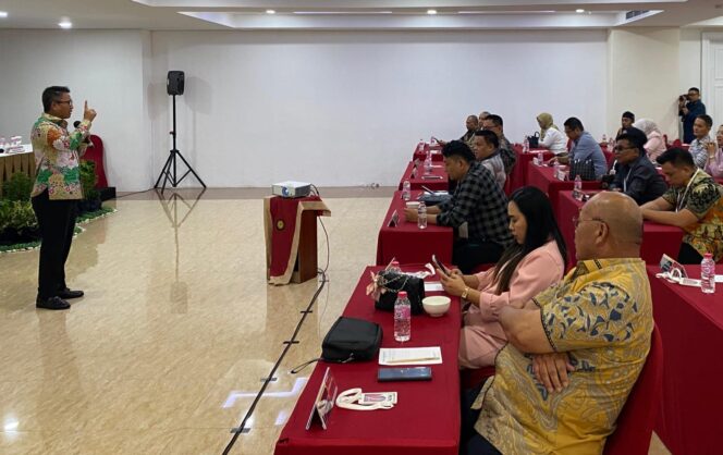 
Tahlis Gallang Beri Materi di Bimtek DPRD Bolmong, Tiga Fungsi Penentu Program dan Perjalanan Pemerintahan