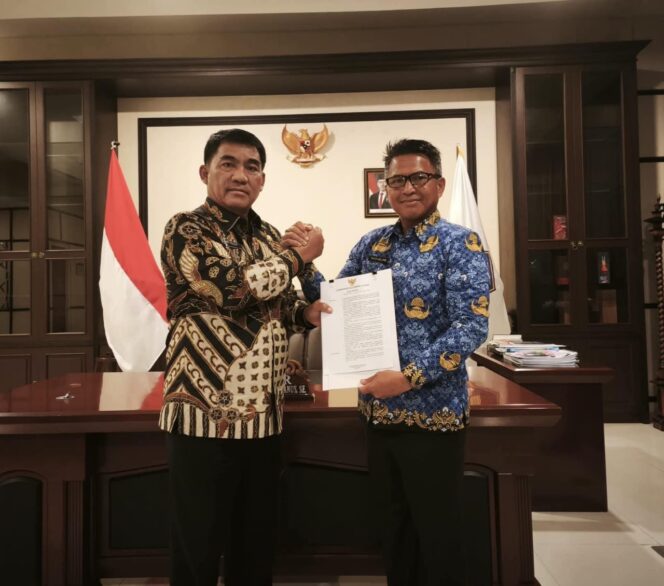 
Gubernur Sulut Yulius Selvanus dan Sekprov Tahlis Gallang.