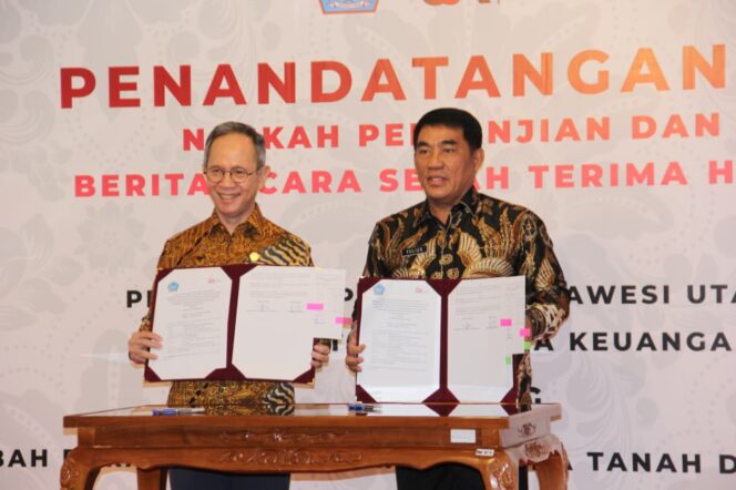 
Gubernur Sulut Yulius Selvanus teken dokumen penyerahan hibah aset ke OJK.