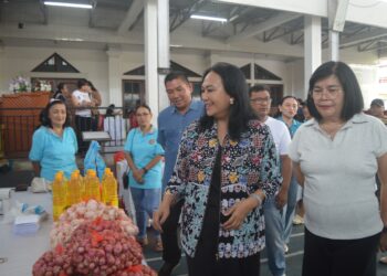 Jelang Natal dan Tahun Baru, Ketua PKK Sulut Anik Yulius Selvanus Bantu Warga Melalui Gerakan Pangan Murah